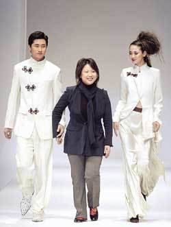 15일 부산 해운대 벡스코에서 열린 ‘프레타포르테 부산’ 패션쇼에 참가한 디자이너 김지해씨가 쇼를 마친뒤 모델과 함께 관객들에게 인사하고 있다./사진제공 모델센터