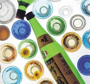 각양각색의 잔에 담긴 청주가 애주가들을 유혹한다.