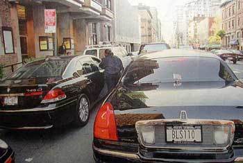 원생들을 데리러온 고급승용차들로 붐빈다(위).사진제공 뉴욕타임스