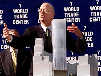 9·11 테러로 무너진 미국 뉴욕의 세계무역센터 터에 새로 지어질 빌딩을 설계한 데이비드 차일즈가 빌딩 모형 옆에서 청사진을 발표하고 있다. - 뉴욕로이터뉴시스