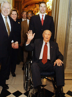 미국 상원의 최고령 의원인 스트롬 서몬드 의원이 20일 보좌관들의 수행을 받으며 휠체어를 탄 채 의회를 나서고 있다.워싱턴AP연합
