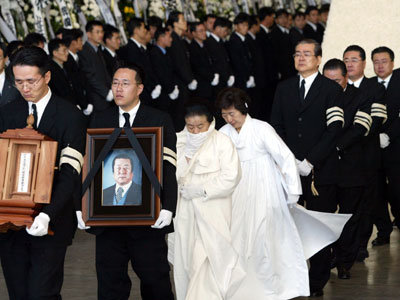 21일 오전 서울 강서구 공항동 대한항공 항공기 정비기지에서 열린 고 조중훈 한진그룹 회장의 영결식에서 유족들이 고인의 영정을 들고 앞으로 나아가고 있다.김동주기자