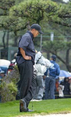 ‘골프황제’ 타이거 우즈가 13번 홀을 돌다가 마음 먹은 대로 경기가 풀리지 않자 심각한 표정으로 뭔가 골똘히 생각하고 있다. 미야자키로이터뉴시스