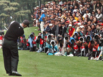 ‘열광은 하되 매너는 지키면서.’ 타이거 우즈(왼쪽)의 샷을 카메라맨들과 구름처럼 모인 갤러리들이 숨죽인 채 지켜보고 있다. 일본 갤러리들은 휴대전화와 카메라를 지참하지 않는 등 만점 매너를 선보였다.미야자키AP연합