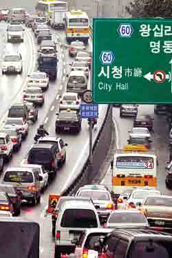 20일 오전 서울 중구 남대문시장 앞 퇴계로에 승용차들이 길게 늘어서 있다. - 변영욱기자