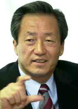 국민통합21 정몽준 후보가 20일 본보의 대통령후보 연쇄 인터뷰에서 질문에 답변하고 있다. - 안철민기자