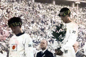 1936년 베를린올림픽 마라톤에서 1, 3위를 차지한 손기정(오른쪽)과 남승룡이 만감이 교차된 듯 굳은 얼굴로 시상대 위에 서 있다.동아일보 자료사진