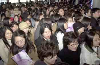 22일 코엑스 3층 컨벤션홀에서 열린 '대학입학정보 박람회'에 수험생과 학부모 2만여명이 몰려 각 대학의 입시정보 설명을 듣고 있다. - 김경제기자