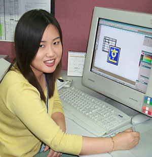 한컴의 국지현 씨가 한글프로그램의 아이콘을 디자인하고 있다. - 동아일보 자료사진