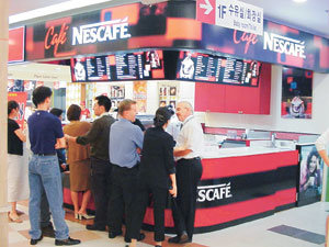 한국의 ‘테이크 아웃’ 커피 열풍에 동참한 카페 네스카페 매장. 동아일보 자료사진