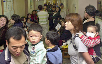 일요일에도 병의원에는 독감 환자들이 몰려 발디딜 틈이 없었다. - 이종승기자