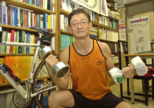 각종 운동기구가 설치된 연구실에서 아령을 들고 근력운동을 하는 홍 교수. 그는 마라톤을 해야 지구력과 집중력이 생겨 연구에 매진할 수 있다고 말한다.권주훈기자