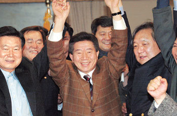 25일 0시10분 서울 라마다 르네상스호텔에서 후보단일화 여론조사결과가 발표되자 여의도 당사에서 결과를 기다리고 있던 민주당 노무현 후보(가운데)와 당직자들이 손을 맞잡아 들고 기쁨을 감추지 못하고 있다.[박경모기자 momo@donga.com]