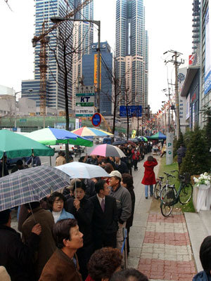 현대건설이 서울 양천구 목동에 주상복합아파트‘목동하이페리온2’를 분양한다는 소식에 수천명의 청약객들이 몰려들어 일대의 교통이 마비되는 현상을 빚고 있다.변영욱기자