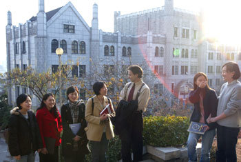 서울 동덕여대 2학년 학생들이 영어수업을 마친 뒤 도서관 건물 앞 계단에서 외국인 교수와 함께 대화를 나누고 있다. - 변영욱기자