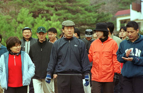가족 등 일행과 함께 설악산을 찾은 국민통합21 정몽준 대표가 소공원~비룡폭포 구간을 산책하고 있다.[연합]