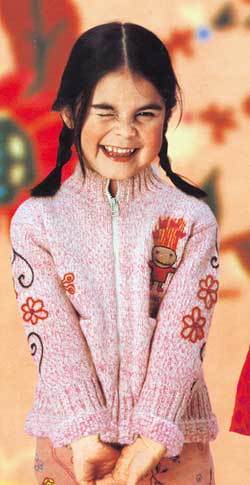 5, 6세 여자아이들의 인형머리 빗겨주기 놀이 아이디어를 무늬로 만든 모혼방 카디건과 면바지. /사진제공 오일릴리 키즈