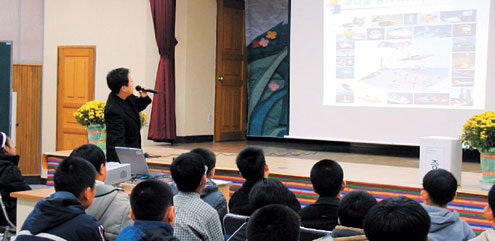 과학기술 앰배서더로 임명된 한국해양연구원 손민석 연구원이 경기 안산시 양지초등학교에서 해양 탐사에 대해 강연하고 있다. - 안산=이 현 동아사이언스기자