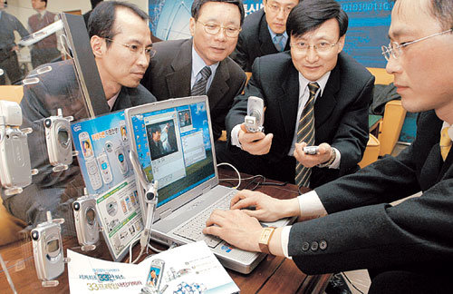 팬택&큐리텔은 26일 세계 최초로 33만화소 디지털 카메라를 내장한 휴대전화 PD-6000을 선보였다.사진제공 팬택&큐리텔