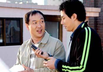 SBS드라마 ‘별을 쏘다’에서 연기 연습을 하고 있는 매니저인  바다(박상면 왼쪽)와 스타지망생 성태(조인성). 사진제공 SBS
