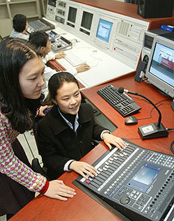 천안대 정보통신학부 컴퓨터애니메이션 전공 학생들이 교내 영상애니메이션 스튜디오에서 디지털 오디오 믹서기를 조작하고 있다. - 천안=원대연기자