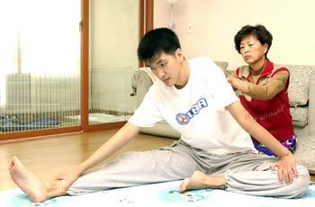 “결코 희망의 끈을 놓지는 않을 겁니다.”박승일씨가 어머니 손복순씨(62)의 도움으로 스테레칭을 하고 있다. 박씨의 팔과 다리는 이미 마비증세가 시작됐다. 전영한기자