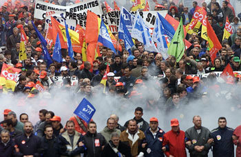 프랑스 공공부문 노동자들이 공기업 민영화 반대 등을 요구하며 파리 시내에서 가두행진을 벌이고 있다. - 파리AP연합