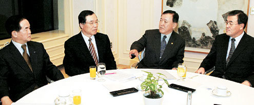 제39회 무역의 날(30일)을 앞두고 배종렬 삼성물산 사장, 안충영 대외경제정책연구원 원장, 임내규 산업자원부 차관, 조건호 한국무역협회 부회장(왼쪽부터)이 무역클럽에서 한국의 통상환경과 무역산업의 미래에 대해 얘기를 나누고 있다. - 변영욱기자