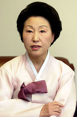 한나라당 이회창 대통령후보의 부인 한인옥씨는 대통령 부인이 되면 '눈과 귀를 열어놓고 진짜 여론을 들을 수 있는 통로 역할을 하겠다'고 말했다. - 안철민기자