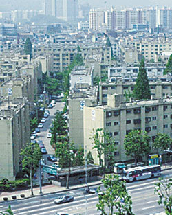 서울시가 27일 단지별 사업승인 시기를 결정함에 따라 잠실저밀도지구 아파트 재건축이 본격화할 전망이다. 잠실 주공아파트 전경. - 동아일보 자료사진