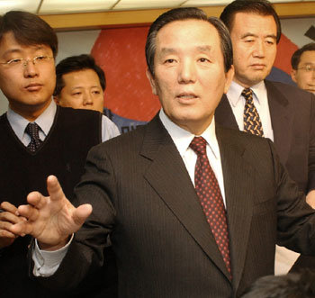 한나라당 김영일 사무총장이 국가정보원의 도청 자료를 폭로한 뒤 기자들의 질문에 답하고 있다. - 연합