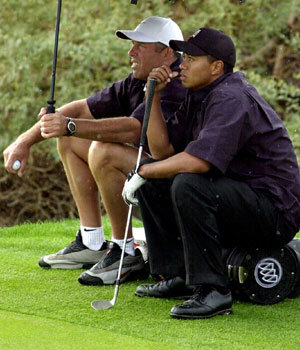인디오 랜드마크GC에서 열린 2002스킨스게임 도중 캐디와 함께 골프가방 위에 앉아 순서를 기다리고 있다.인디오AP연합