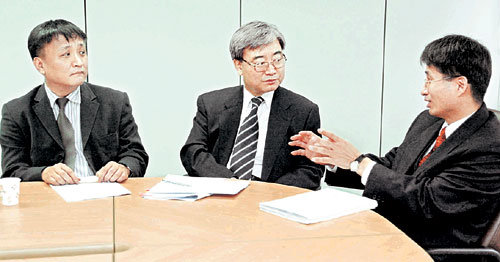 왼쪽부터 최공필 선임연구위원, 김석동 국장, 안재욱 교수.