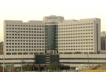 준공식을 앞둔 분당서울대병원. 지하 3층, 지상 15층에 800여 병상 규모인 이 병원은 서울 종로구 연건동의 서울대병원 건물과 외형이 비슷하다.