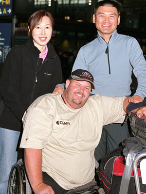 킬리만자로 등정에 나선 토니 크리스천슨(앞)과 김홍빈(뒤 오른쪽) 김소영씨가 지난달 30일 인천공항에서 출국 직전 환한 표정을 지어 보이고 있다.연합