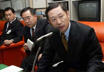 국방부 장광일 군비통제차장(오른쪽)이 동해선 임시도로를 통한 금강산 관광객 통행문제에 대한 국방부와 유엔사간의 합의문 발표 후 취재진에게 합의내용을 설명하고 있다. - 김동주기자