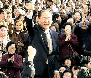 부산 사상구 시외버스 터미널 앞에서 열린 유세에서 한나라당 이회창 후보가 지지자들의 환호에 손을 흔들어 답하고 있다. - 부산=서영수기자