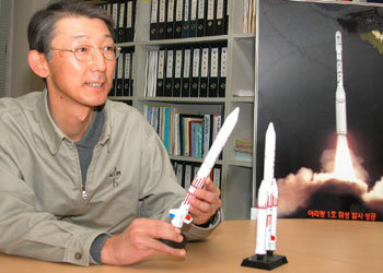 개발한 액체로켓 모형을 설명하는 한국항공우주연구원 조광래 박사.