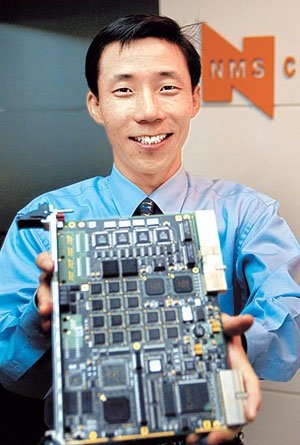 이상익 NMS 커뮤니케이션스 한국 지사장이 휴대전화 컬러링 서비스에 필요한 부품 모듈을 보여주고 있다.NMS커뮤니케이션스 제공