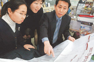 서울 이화여고 3학년 수험생들이 진학담당 교사와 함께 대학입시 배치기준표를 보며 지원할 대학을 고르고 있다. - 동아일보 자료사진