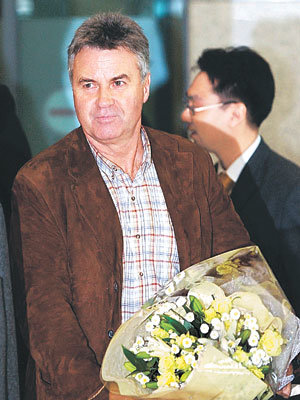 월드컵 이후 세번째로 내한한 거스 히딩크 감독이 꽃다발을 든 채 인천공항 입국장을 빠져나오고 있다. - 인천공항=이훈구기자
