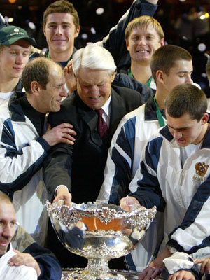 데이비스컵테니스대회에서 극적으로 우승한 러시아테니스대표팀 선수들과 관계자들이 보리스 옐친 전 러시아 대통령(가운데)과 함께 우승컵을 앞에 놓고 기쁨을 만끽하고 있다.파리로이터뉴시스
