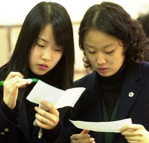 대학수학능력시험 성적이 발표된 2일 서울 이화여고에서 두 수험생이 긴장된 표정으로 자신의 성적표를 들여다보고 있다.박영대기자