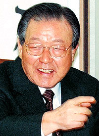 자민련 김종필 총재가 2일 확대당직자 회의에서 앞으로의 구상을 밝히고 있다.