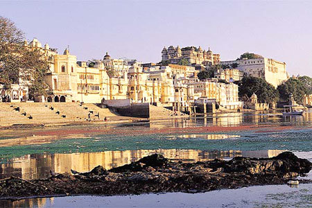 피촐라 호수에서 바라본 시티 팰리스와 시가지 전경. 호수와 궁전이 어어루진 우다이푸르는 이국적인 인도에서 가장 매력있는 도시다.