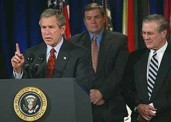 조지 W 부시 미국 대통령이 2일 3555억달러의 군 예산 지출을 승인하는 법안에 서명한 뒤 연설하고 있다. - 워싱턴AP연합