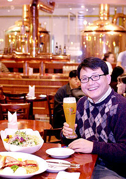 김창기씨가 독일 맥주를 직접 만들어 파는 유럽식 레스토랑 ‘옥토버훼스트’에서 100% 밀로 만든 바이스 비어를 들고 있다. - 전영한기자