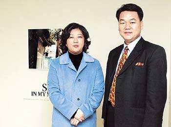 김미경 코모 아카데미 신임 부원장(왼쪽)과 권순덕 쇤브룬뮤직컨설팅 대표.이종승기자 urisesang@donga.com
