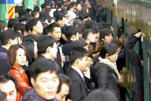 9일부터 수도권 지하철을 연장운행한다는 서울시 등의 계획이 노조의 반발로 차질이 예상된다. 붐비는 국철 신도림역에서 전동차에 오르는 시민들.동아일보 자료사진