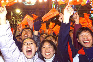 “해냈다” 대학생들 환호-3일 2010년 세계박람회 개최지로 확정된 상하이 시내에서 대학생들이 환호하고 있다. 상하이AFP연합